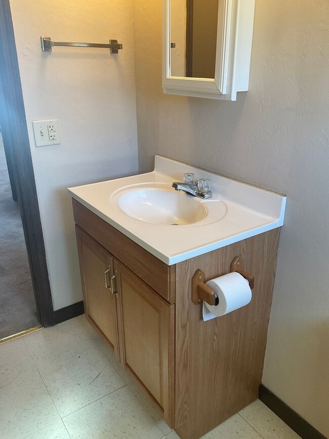 Building Photo - 405 E Poos Dr