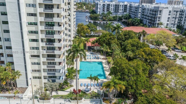 Building Photo - 3200 Port Royale Dr N