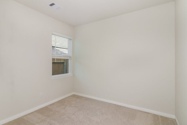 Building Photo - 424 Mustang Trot Dr