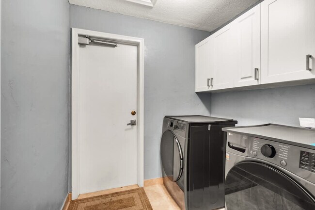 Building Photo - 1006 SE 6th St