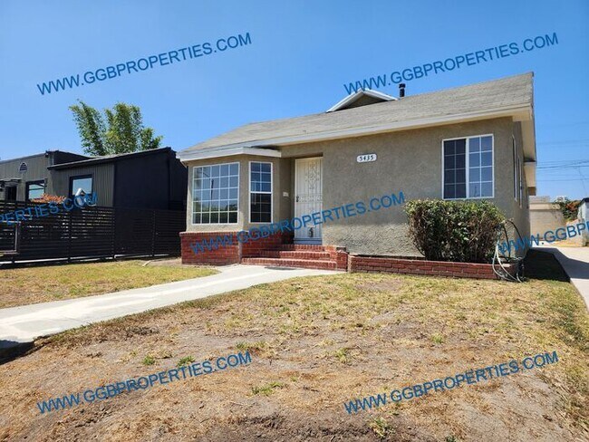 Building Photo - **Move In Special** Charming 3 Bedroom / 2...