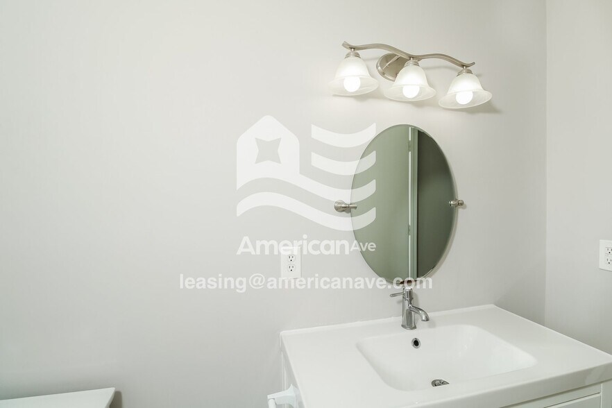 Building Photo - 1807 Holly Hill Dr