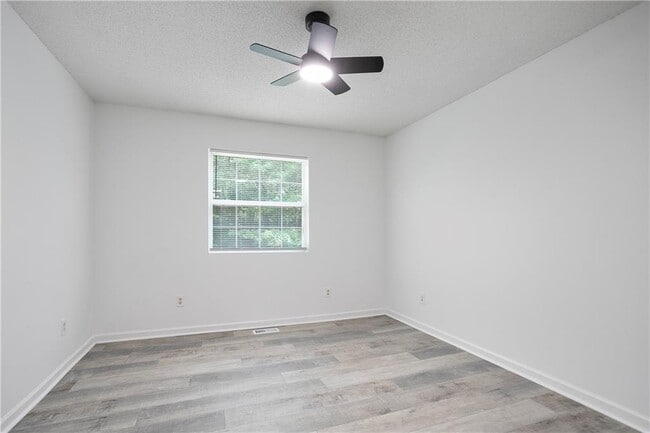 Building Photo - 6714 Lakewood Dr
