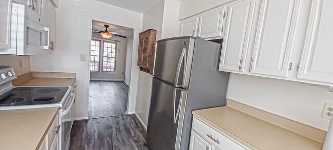 Building Photo - Very Charming 3 Bedroom And 2.5 Bathroom Townhouse With Private Deck In Country Creek