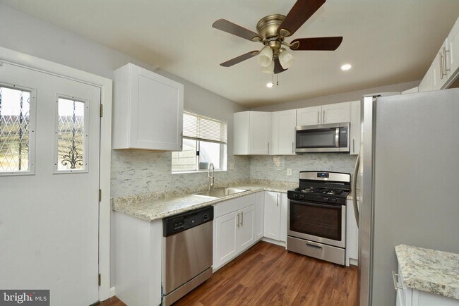 Building Photo - 115 33rd St NE