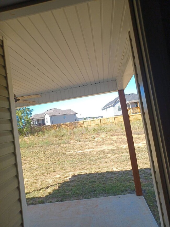 Building Photo - 3 Bedroom 2 Bathroom Home!