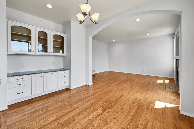 Building Photo - $2,995, 4 bed, 3.5 bath, located in Monume...