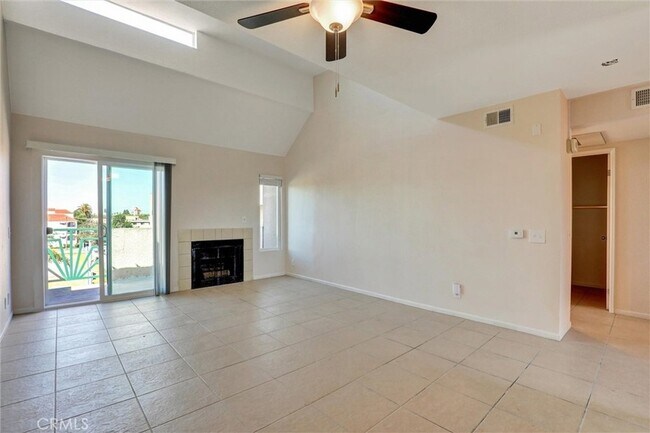 Building Photo - 450 E 4th St