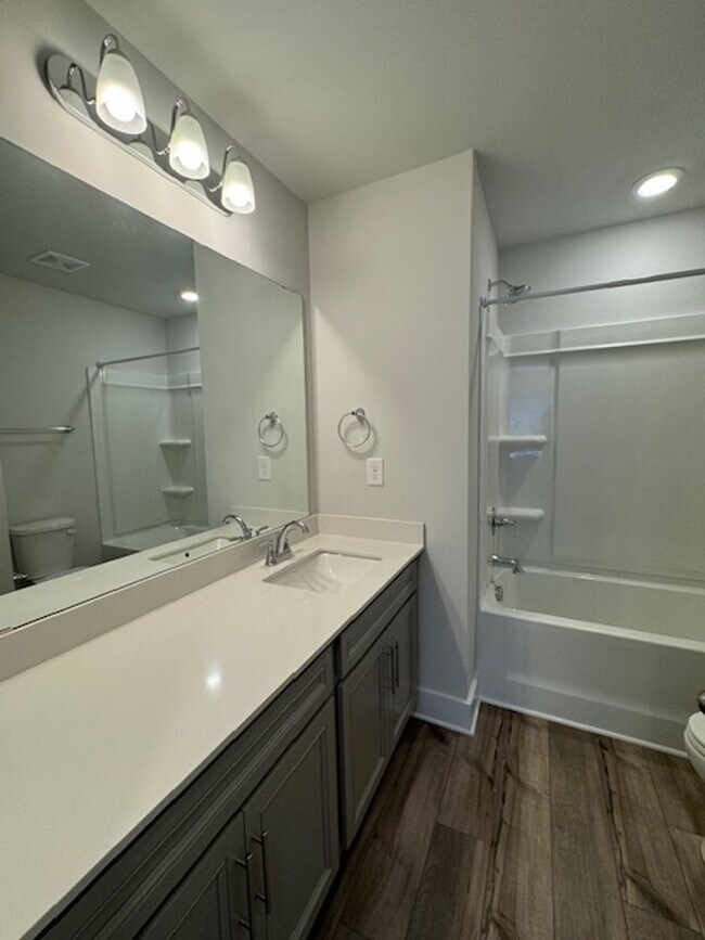Building Photo - Gorgeous 3 Bedrooms-2.5 Baths - Prime Loca...