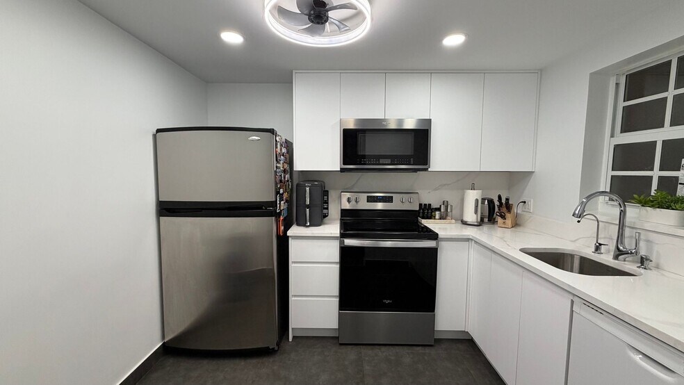 Building Photo - 610 Tennis Club Dr