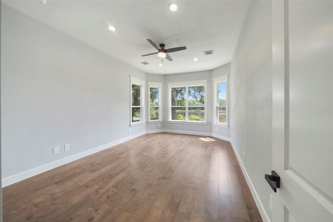Building Photo - 401 Brook Hollow Dr