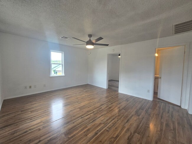 Building Photo - 1 Bedroom 1 Bath Home in Shawnee!