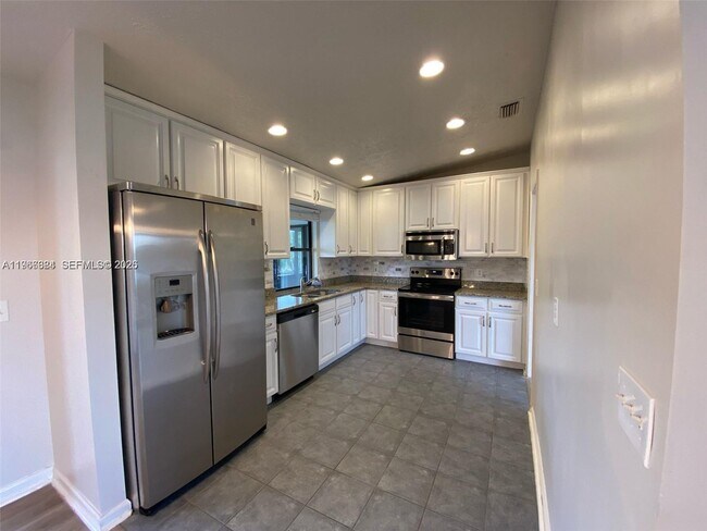 Building Photo - 371 SE Fairchild Ave