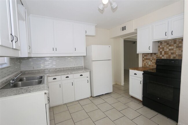 Building Photo - 2927 S Staples St