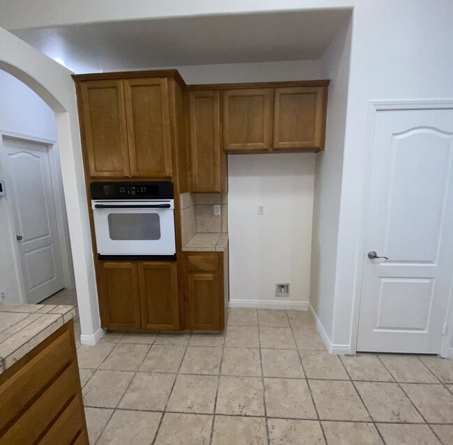 Building Photo - Spacious 4 Bedroom House