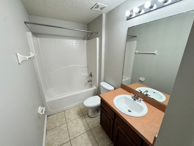 Building Photo - Split Floor plan 3/2 in Poinciana