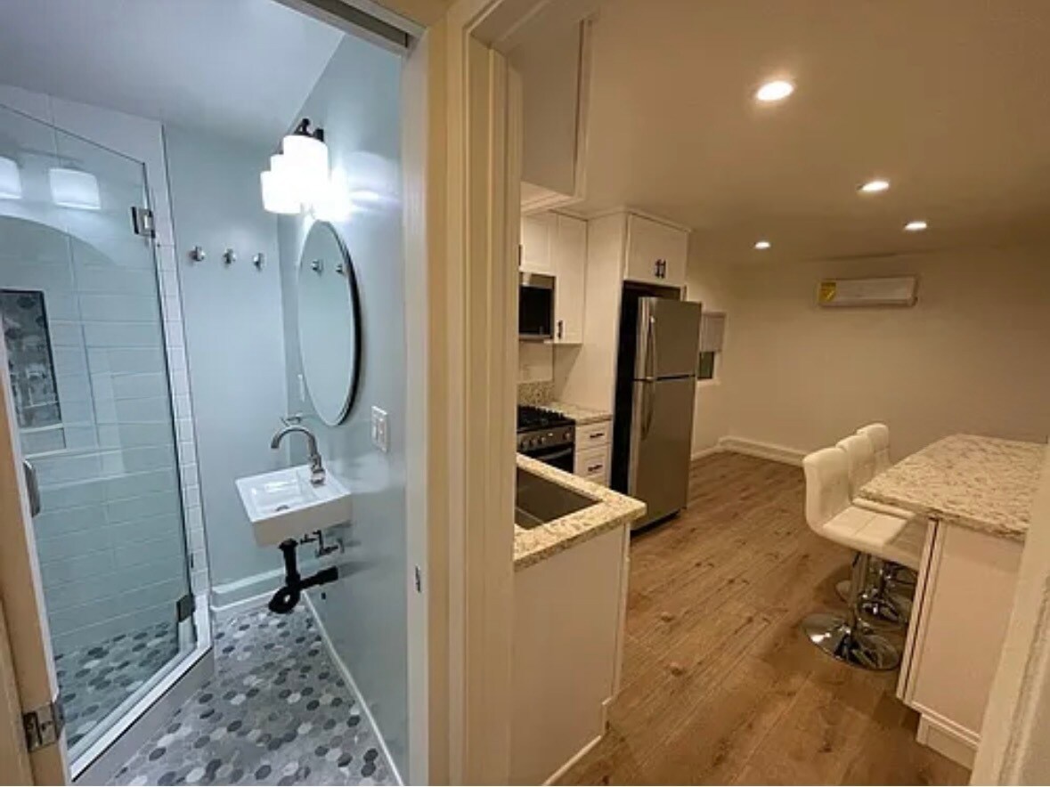 Building Photo - 22331 Vanowen St