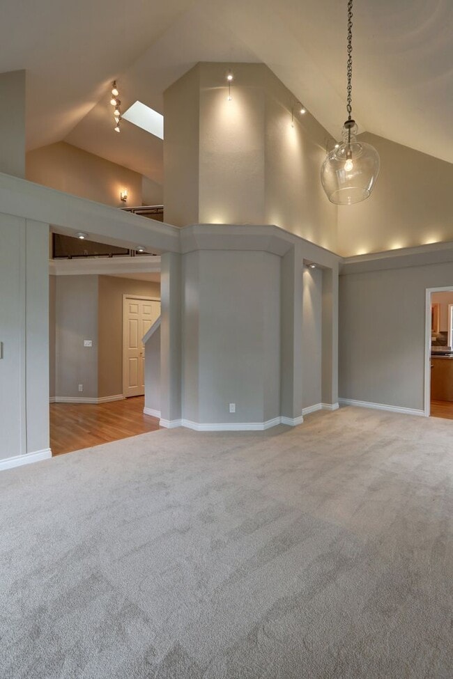 Building Photo - Beautifully Remodeled Home with Gourmet Kitchen & Fenced Yard in Klahanie