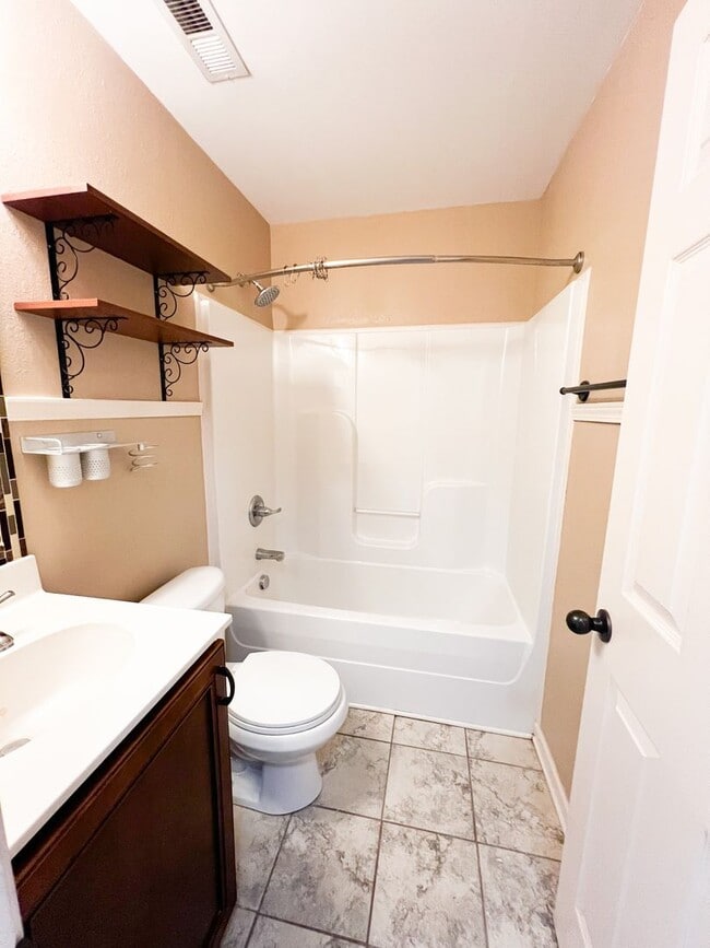 Building Photo - 2 Bedroom 1.5 Bathroom Townhome