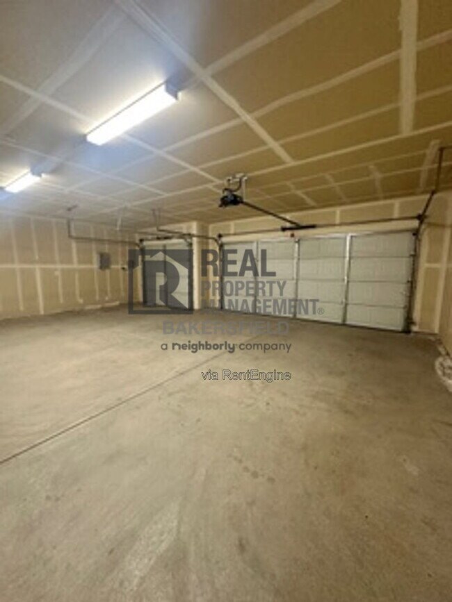 Building Photo - 823 Brookline Ln