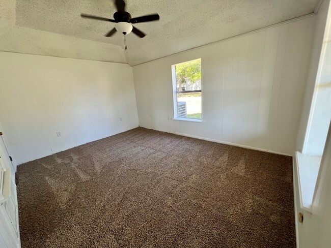 Building Photo - 501 W Elm St