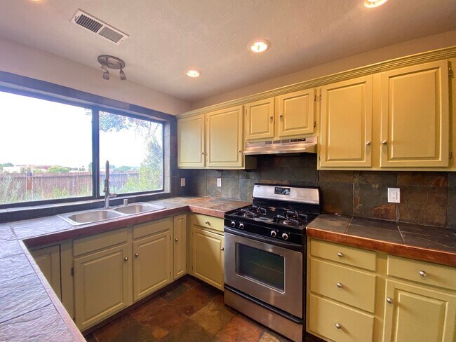 Building Photo - Spacious Home in Vista Primera