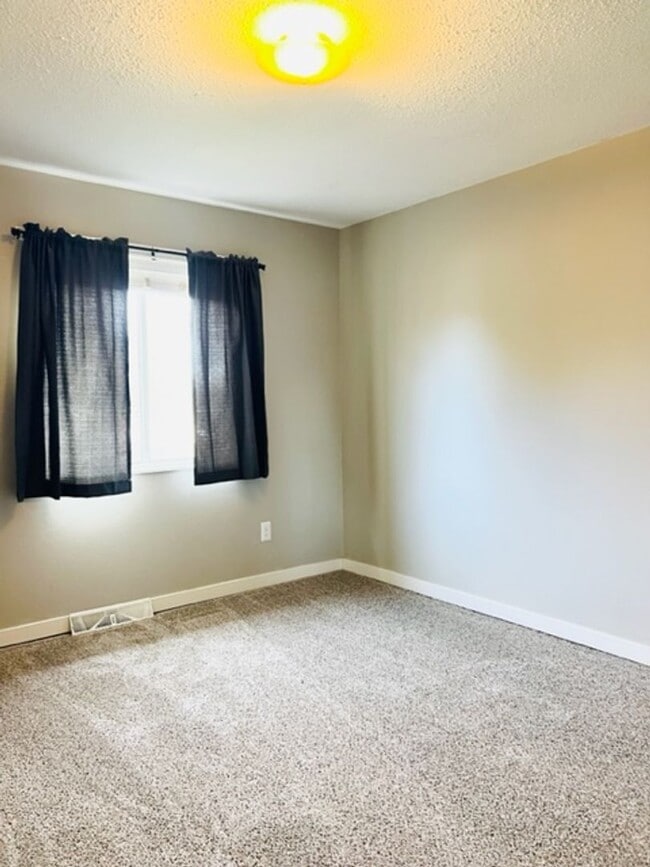 Building Photo - *** NEW APPLIANCES*** 5 Bedroom on a large corner lot in the heart of Berthoud!