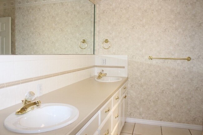 Building Photo - Great West side home located close to shop...
