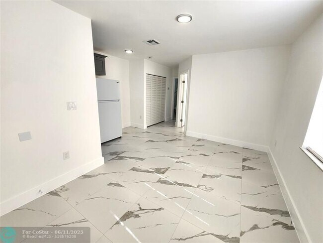 Building Photo - 2466 Lincoln St