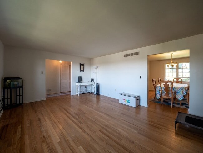 Building Photo - 3BR Ranch House for Rent in Upper St. Clai...