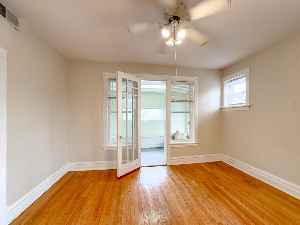 Building Photo - 5000 N Sawyer Ave