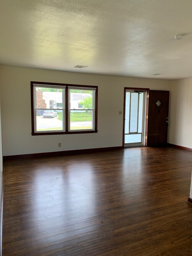 Building Photo - Adorable 3 Bd 1 ba w/ garage