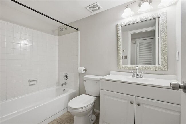 Building Photo - 2183 Surrey Ct