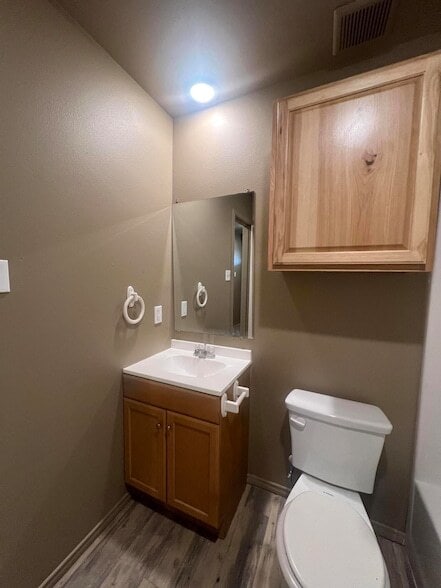 Building Photo - 1505 E 6th St