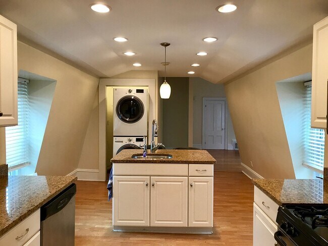 Building Photo - 674 Main St