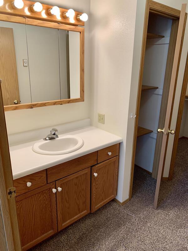 Building Photo - 323 Janet St