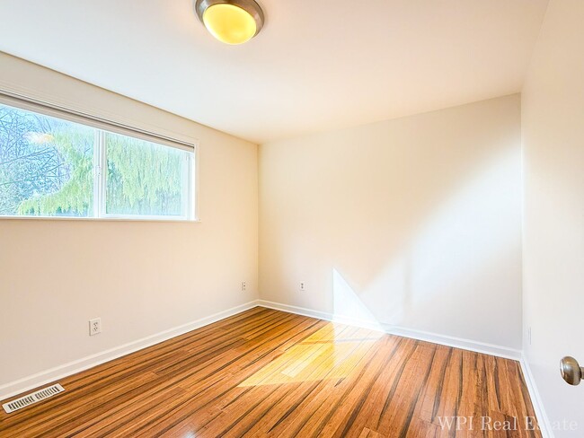 Building Photo - Beautiful newly remodeled 3 bed/2 bath home! Walking distance to Northgate Lightrail!