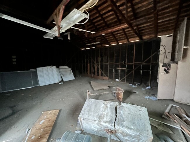 Building Photo - Centrally located 3-bedroom house