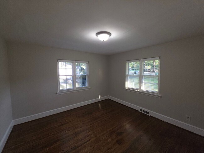 Building Photo - 4134 Sheridan Dr