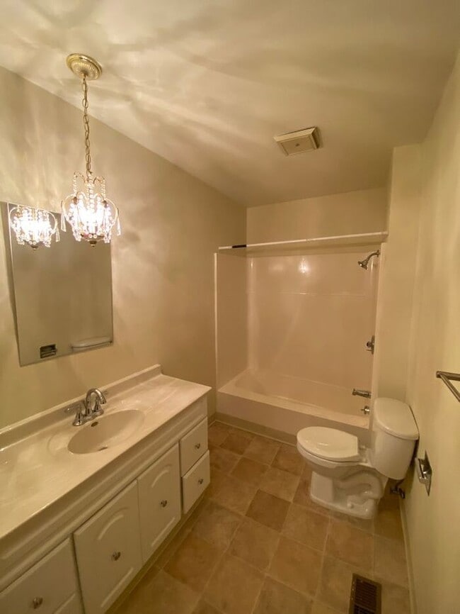 Building Photo - 3 Bedroom Townhome