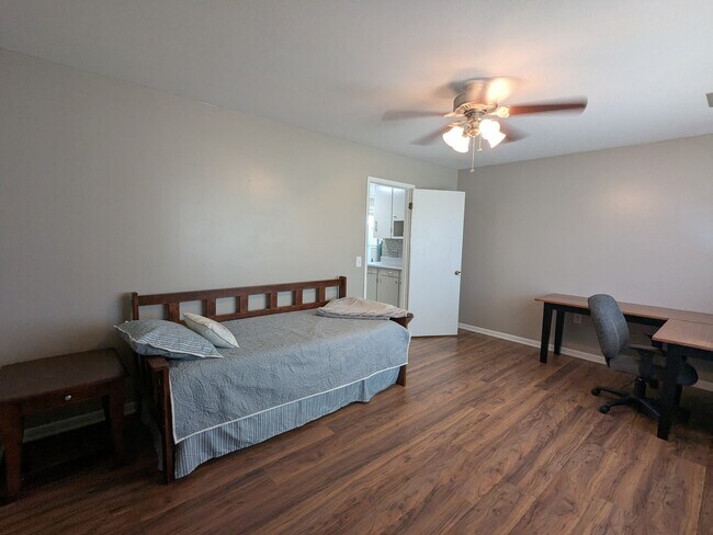 Building Photo - 804 Mixon Dr