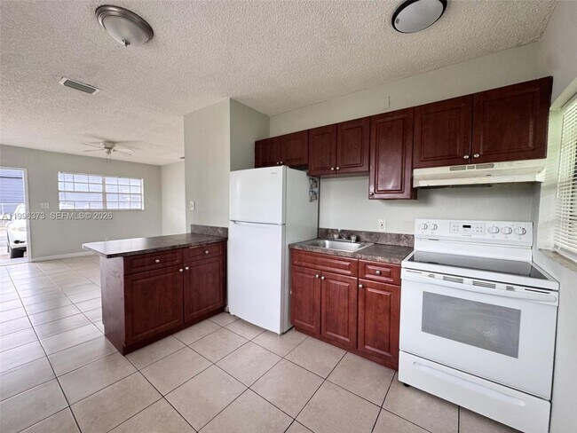 Building Photo - 990 Phippen Waiters Rd