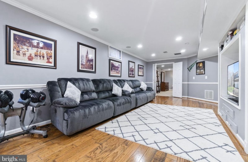 Building Photo - 2 Palace Ln