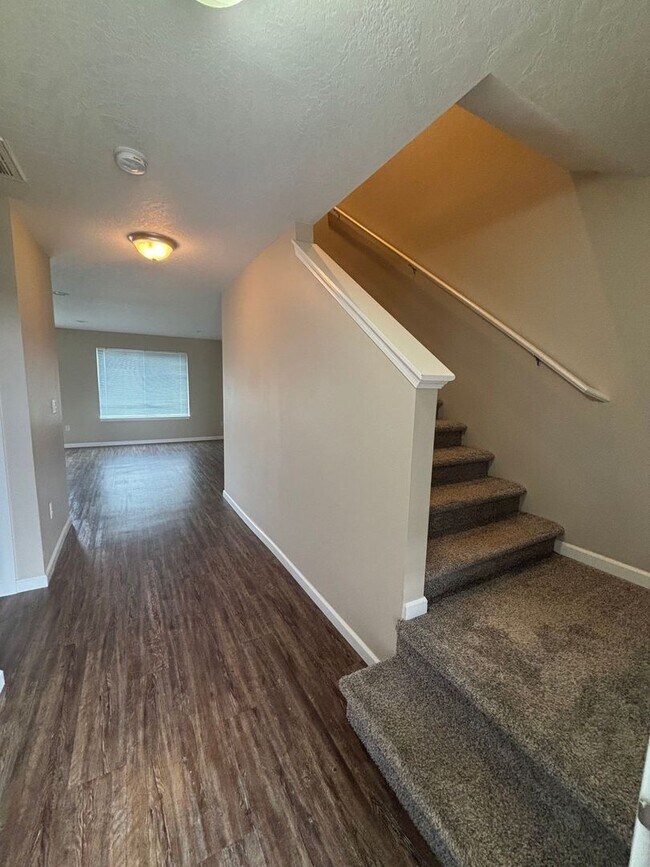 Building Photo - NEWLY UPDATED 4 bed / 2.5 BATH - Desirable Spokane Valley