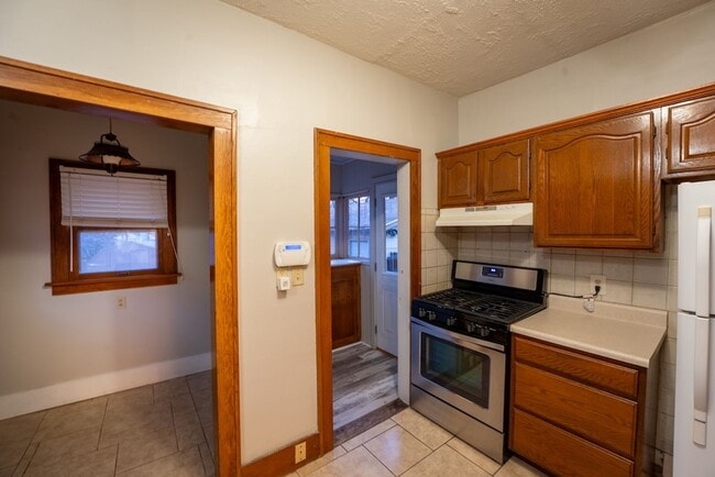 Building Photo - Move In Ready Home by Wesley Hospital!