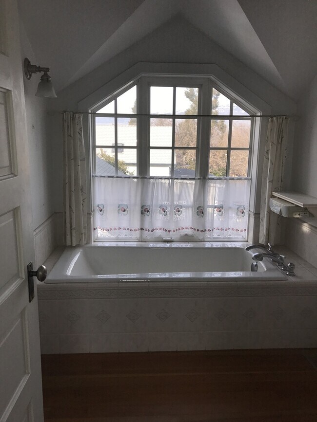 Building Photo - Large, Centrally Located Craftsman Home in...