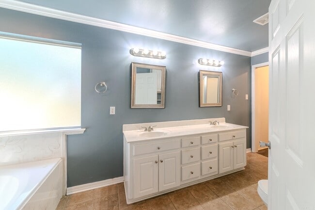 Building Photo - 12 Forest Dr