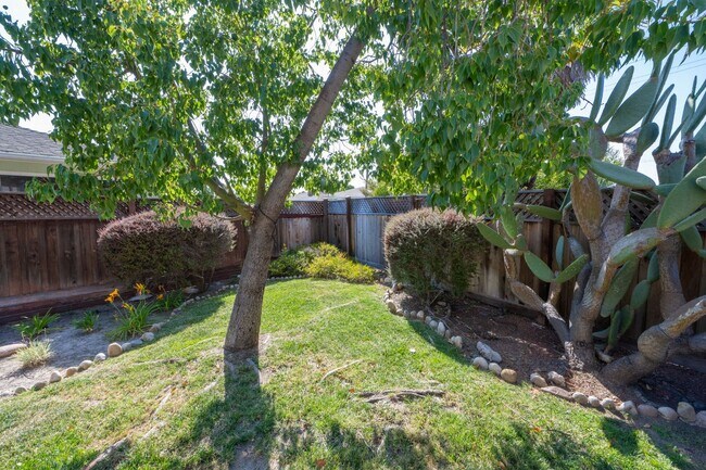 Building Photo - 3BR/2BA home with bonus room & additional ...
