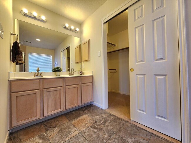 Building Photo - 16614 Stoneside Dr