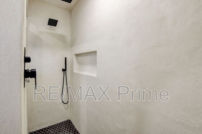 Building Photo - 412 Saddle Ct